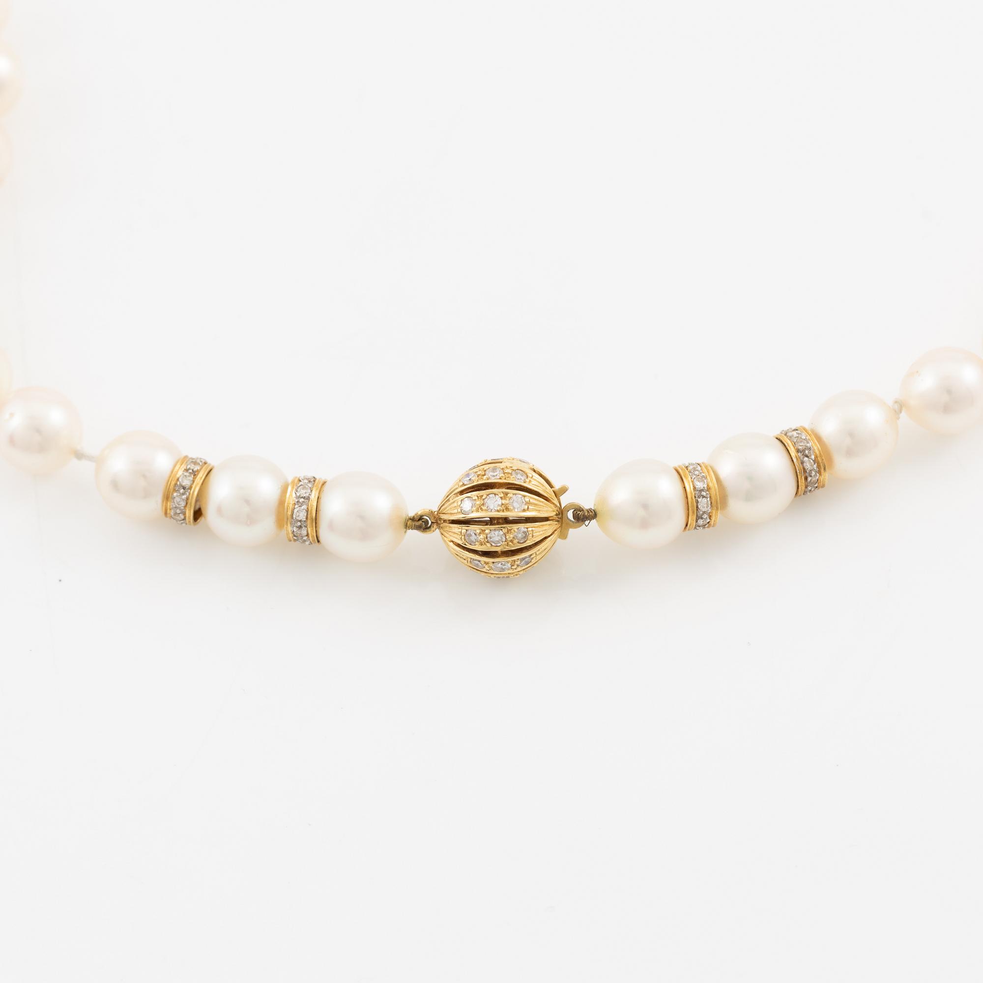 Necklace of cultured pearls, clasp in 18K gold set with eight-cut diamond and dividers with round brilliant-cut diamonds.