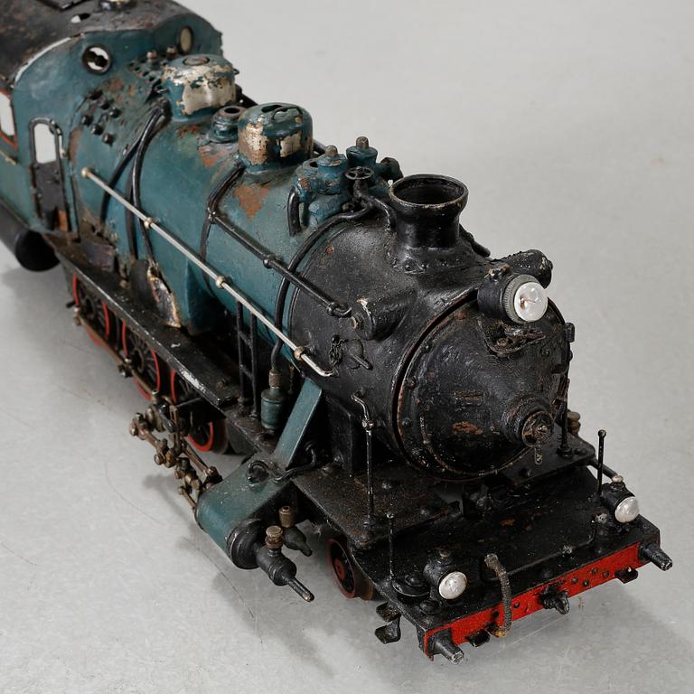 A steam engine with tender and a steam engine, probably England, first half of / mid 20th century.