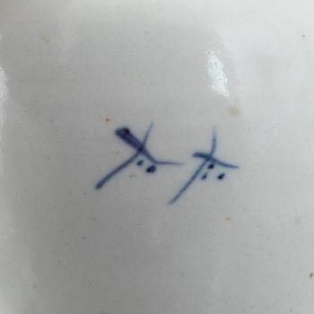Six pieces of Chinese porcelain, Qing dynasty, 18th-19th century.