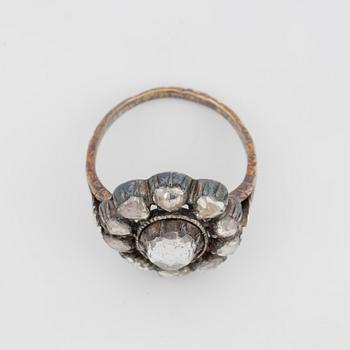 Ring med rosenslipade diamanter och en vit sten.