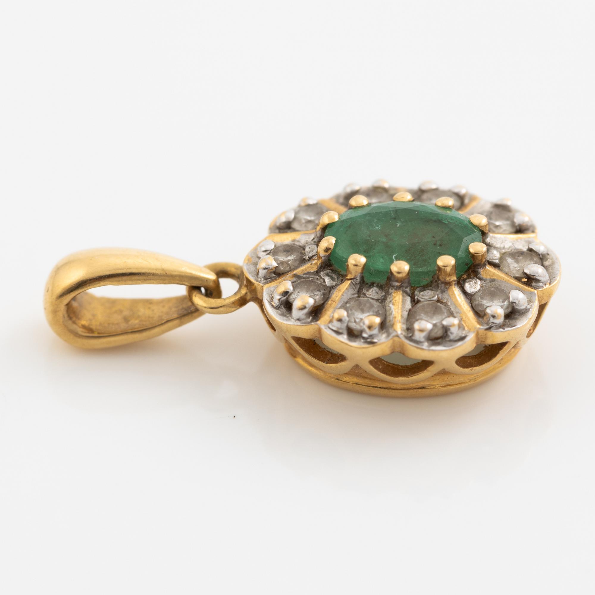 Pendant, carmosé model, 18K gold with emerald and brilliant-cut diamonds.