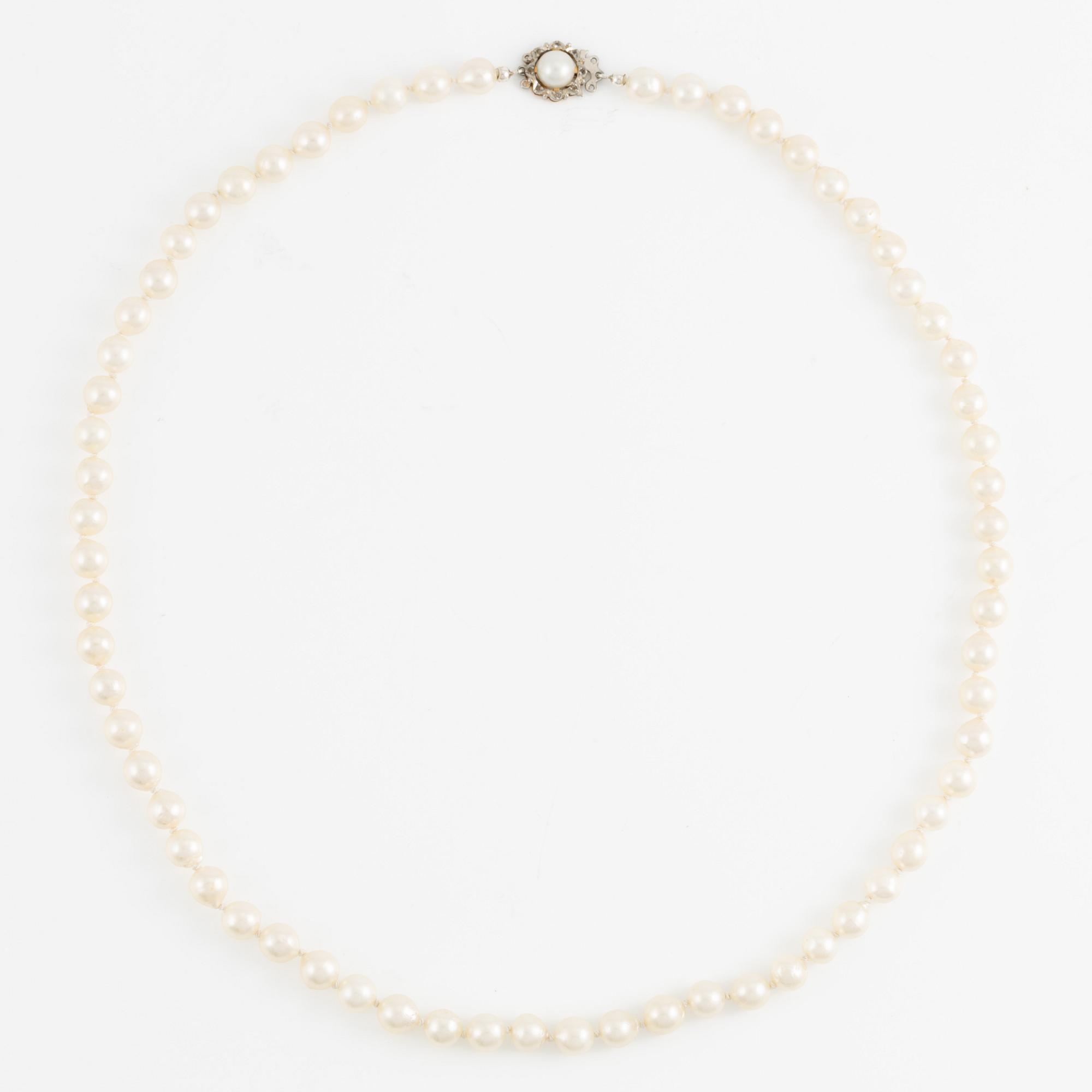 Collier odlade pärlor lås 18K guld med stenar.