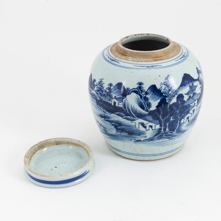 A blue and white jar with cover and a famille rose dish, 19th century China, Qing dynasty.