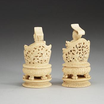 A pair of carved ivory figures, late Qing dynasty.