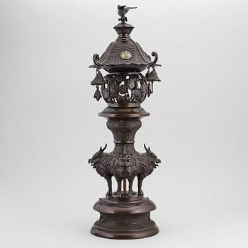 RÖKELSEKAR/PAGOD omgjord till BORDSLAMPA, brons. Japan, 1900-tal.