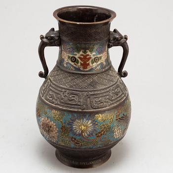 A Chinese cloisonne vase, early 20th century.