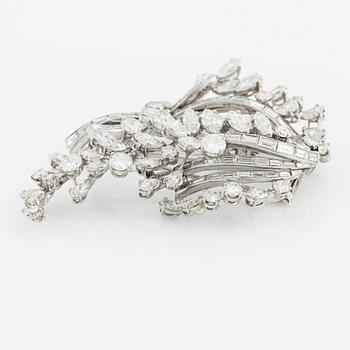 An 18K gold brooch with diamonds in various cuts, Albuquerque.