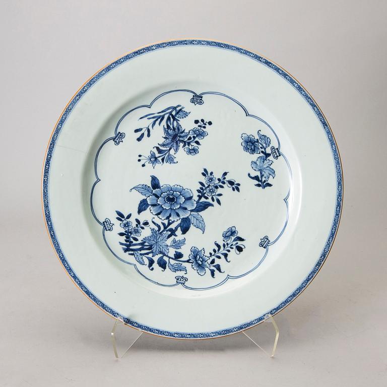 A Chinese Qianlong blue and white porcelain plate.