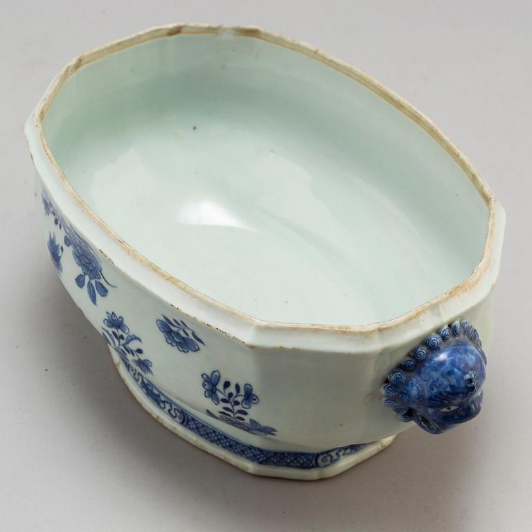 18 plates and one tureen, Qing dynasty, Qianlong, as well as Japan, 20th century.