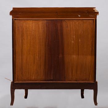VITRIN, rokokostil, 1900-talets första hälft.