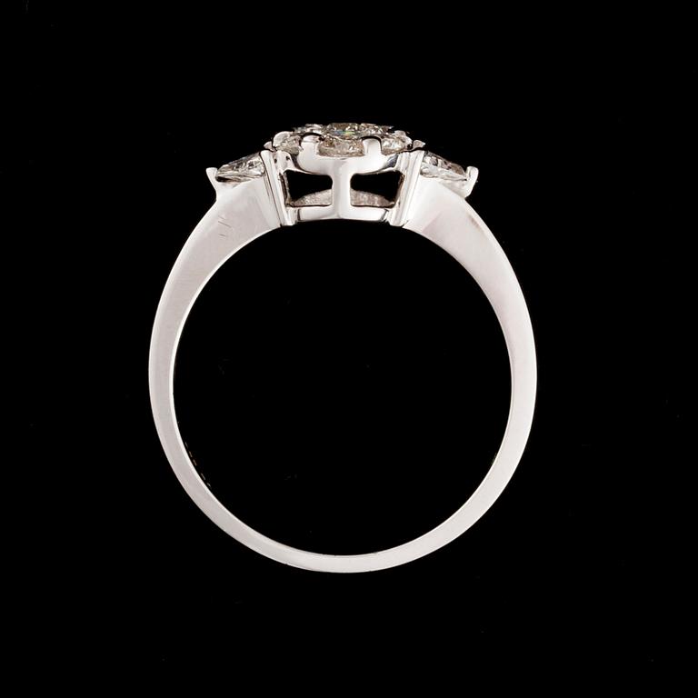 RING, 18K vitguld, diamanter totalt 0,63 ct. Finska importstämplar. Vikt 3,7 g.
