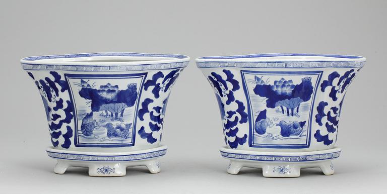 YTTERFODER, ett par, porslin, Kina 1900-tal.