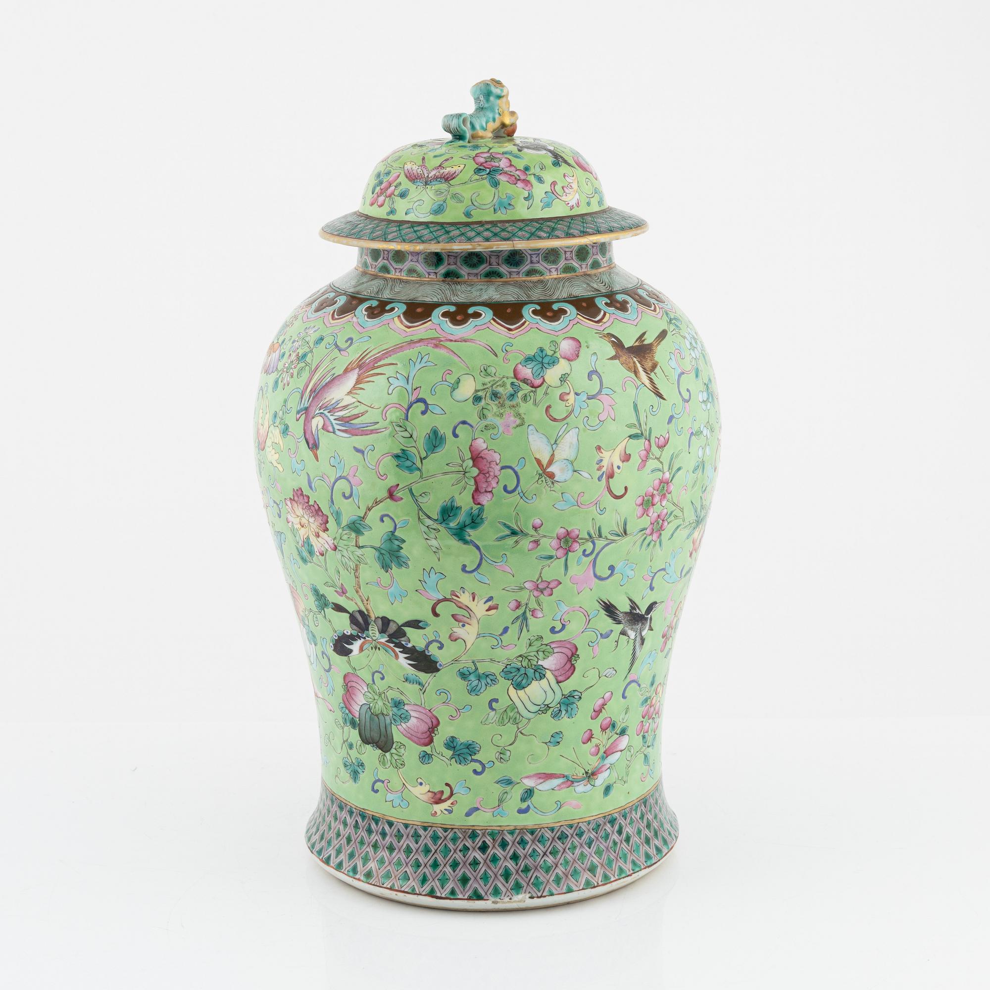 A large famille rose jar with cover, Qing dynasty, 19th Century.