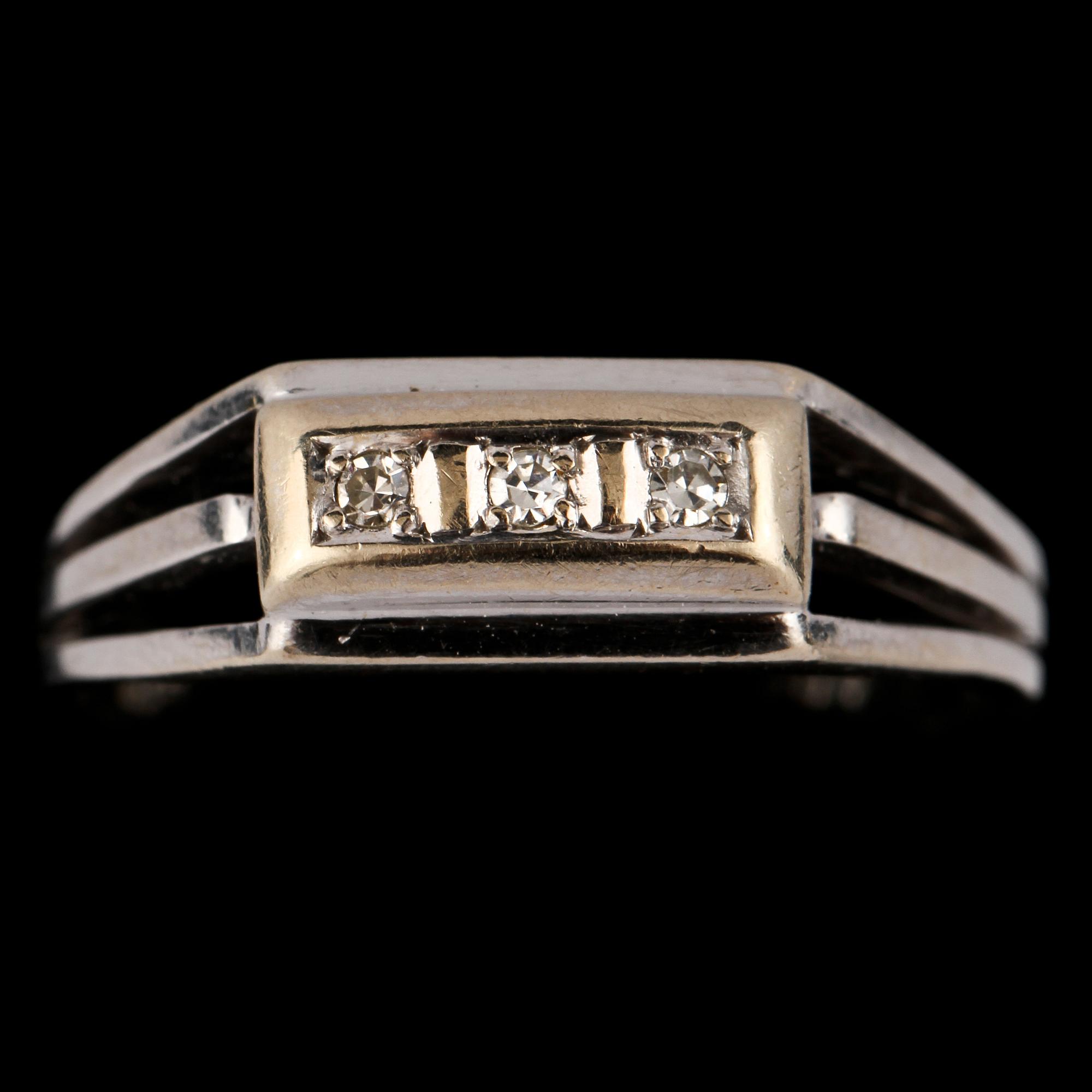 RING, 14k vitguld med 3 åttkantslipade diamanter tot 0.04 ct, omkring 1900-talets mitt. Vikt 4 g.
