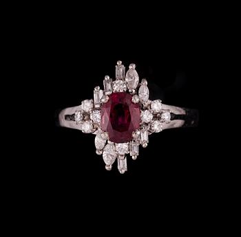 RING, platina, rubin, diamanter. Vikt ca 5,6 g.