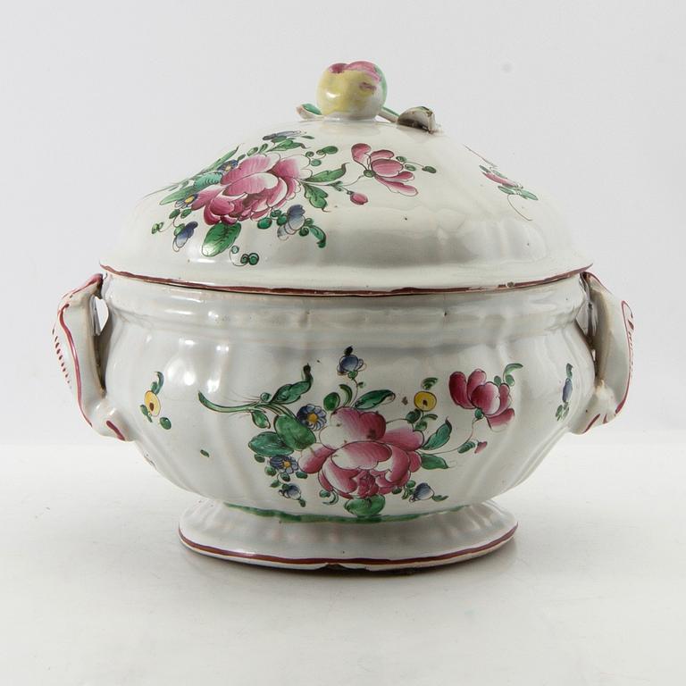 Tureen with lid, probably France, Louis XV style, 20th century, faience.