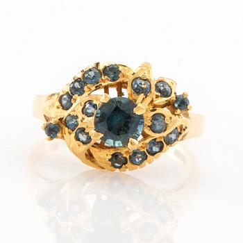 Ring 18K gold with faceted sapphires.