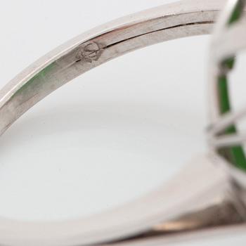 Ring 18K vitguld med en fasettslipad grön turmalin.