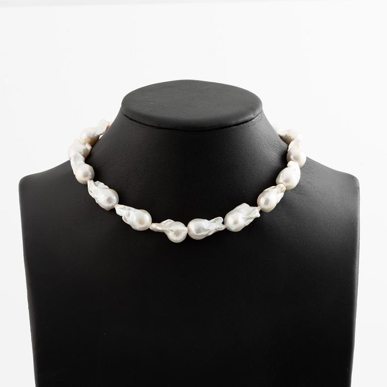 Necklace with cultured baroque-shaped freshwater pearls, clasp 18K white gold.