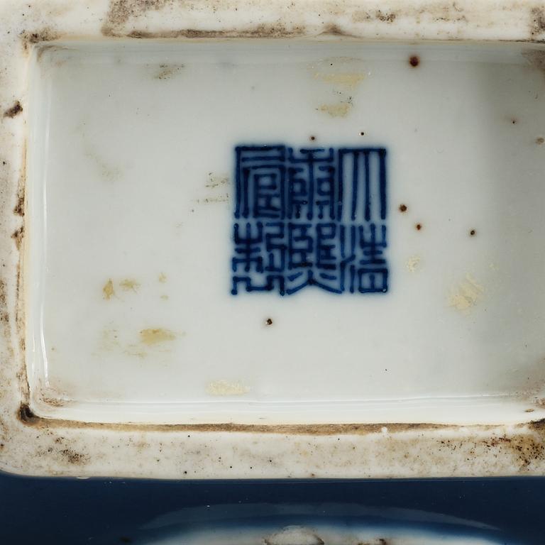A blue and white vase, Qing dynasty, with Daoguangs seal mark.
