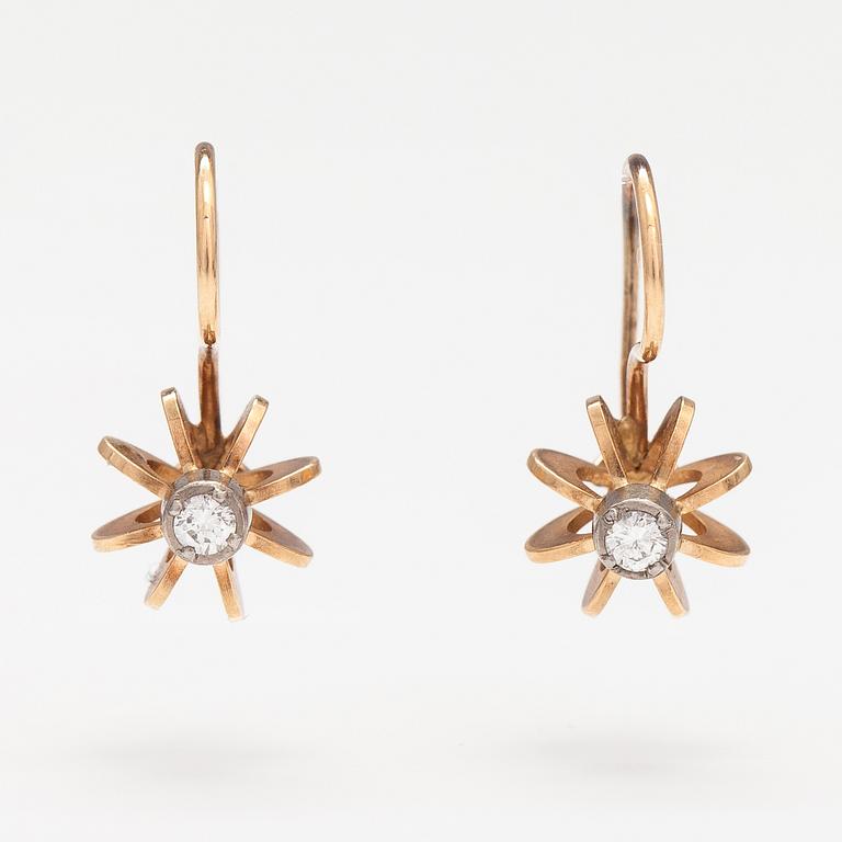 A pair of 14K gold earrings with diamonds ca. 0.08 ct in total. Kupittaan kulta, Turku.