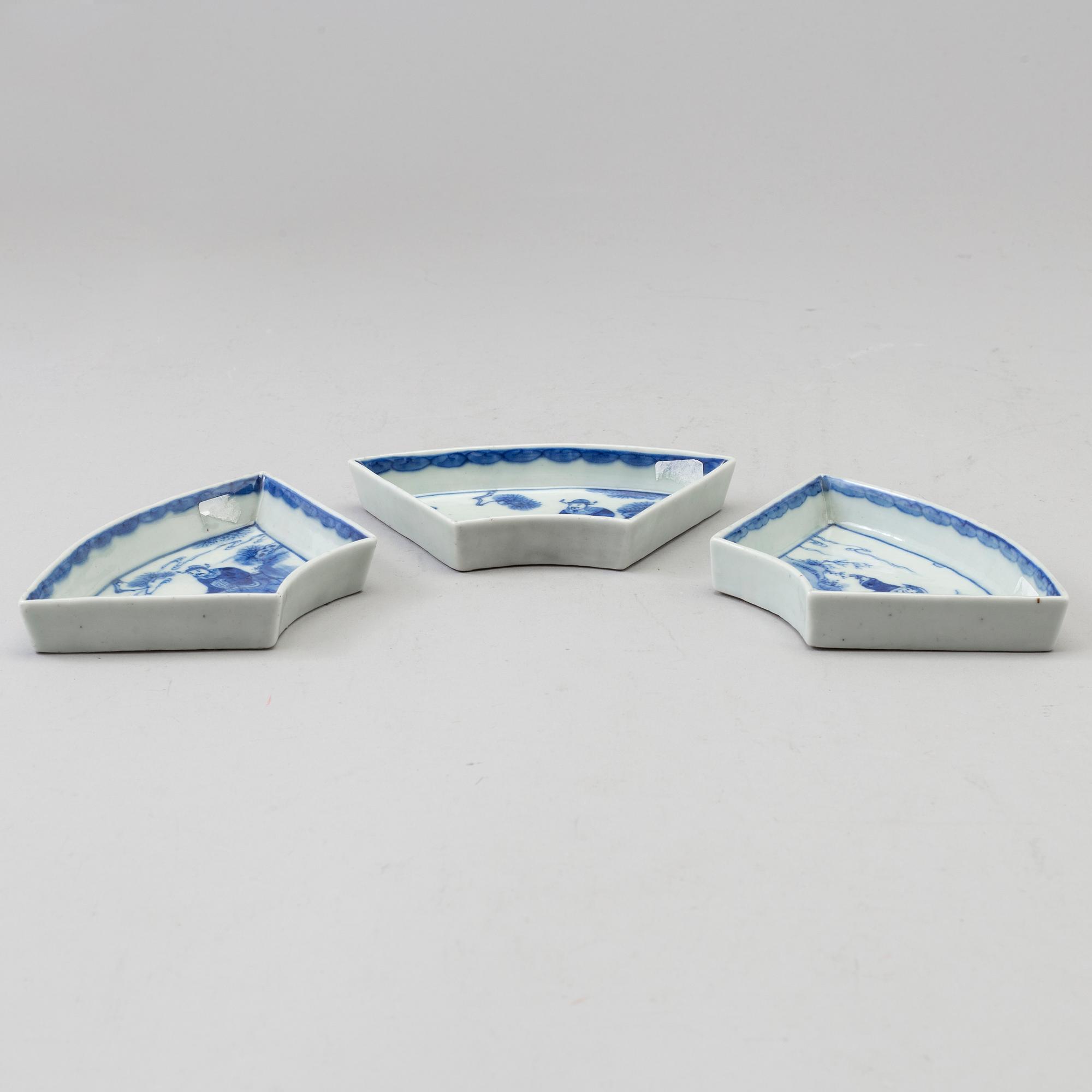 CABARETBRICKOR, tre stycken, porslin. Qingdynastin, sent 1800-tal.