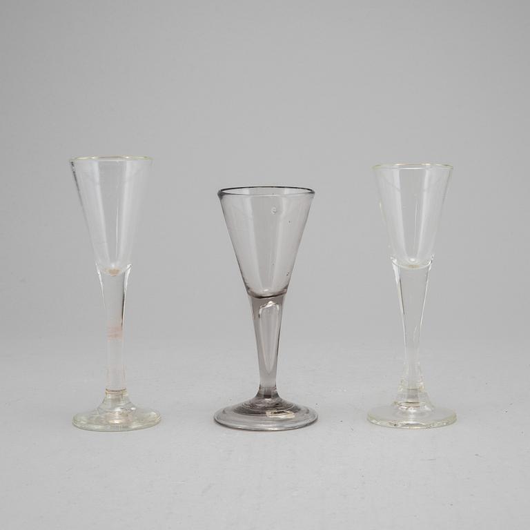 Spetsglas, tre stycken, 1+1+1, 1700-tal, samt omkring år 1800.