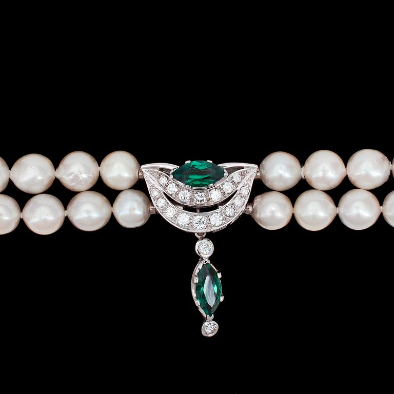 COLLIER, odlade japanska pärlor, ca 8 mm, lås briljantslipade diamanter, tot. ca 0.70 ct, och gröna turmaliner, Sengels.