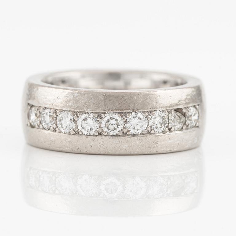 Ring in 18K white gold with round brilliant-cut diamonds.