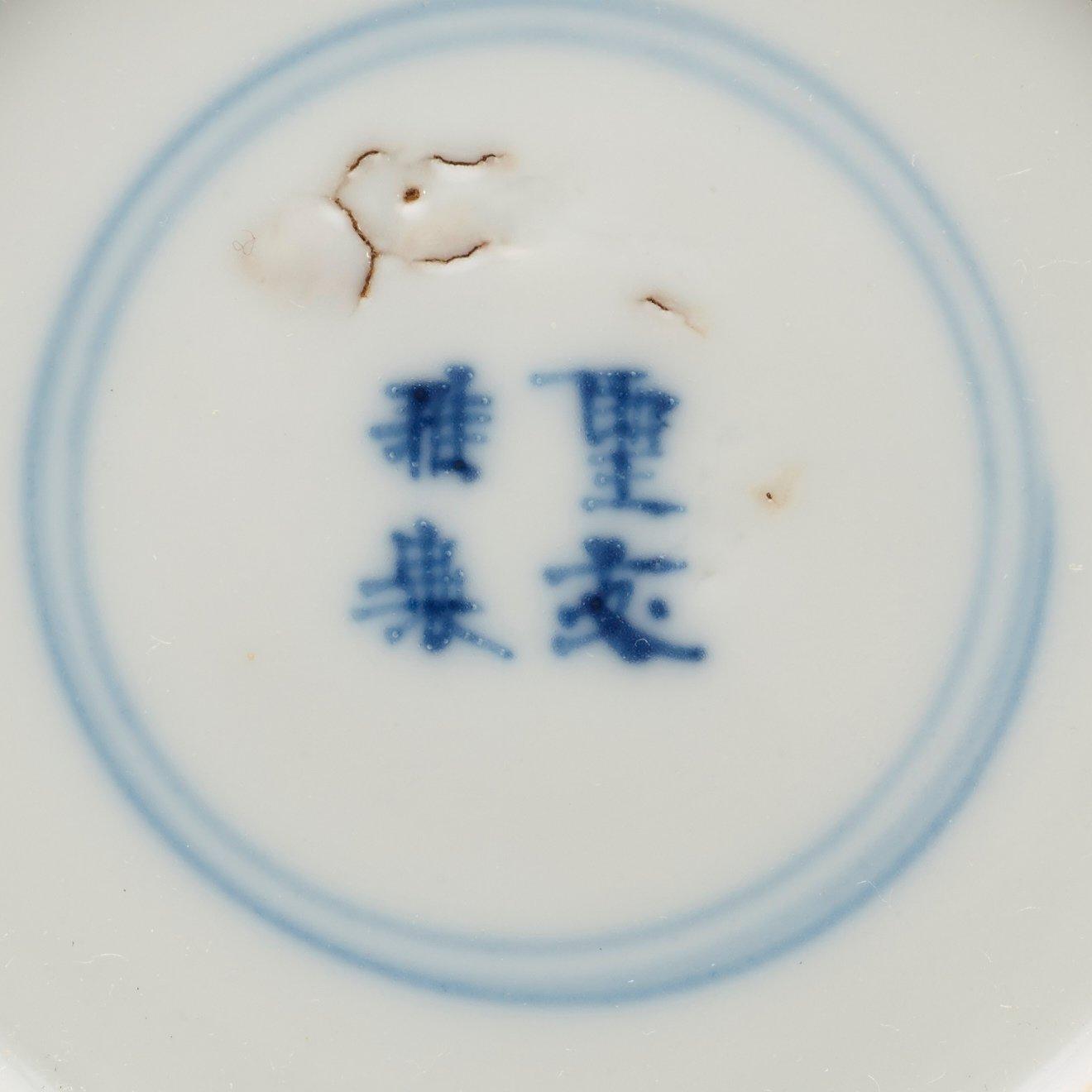 KOPPAR med FAT, fyra stycken, porslin. Qingdynastin Kangxi (1662-1722).