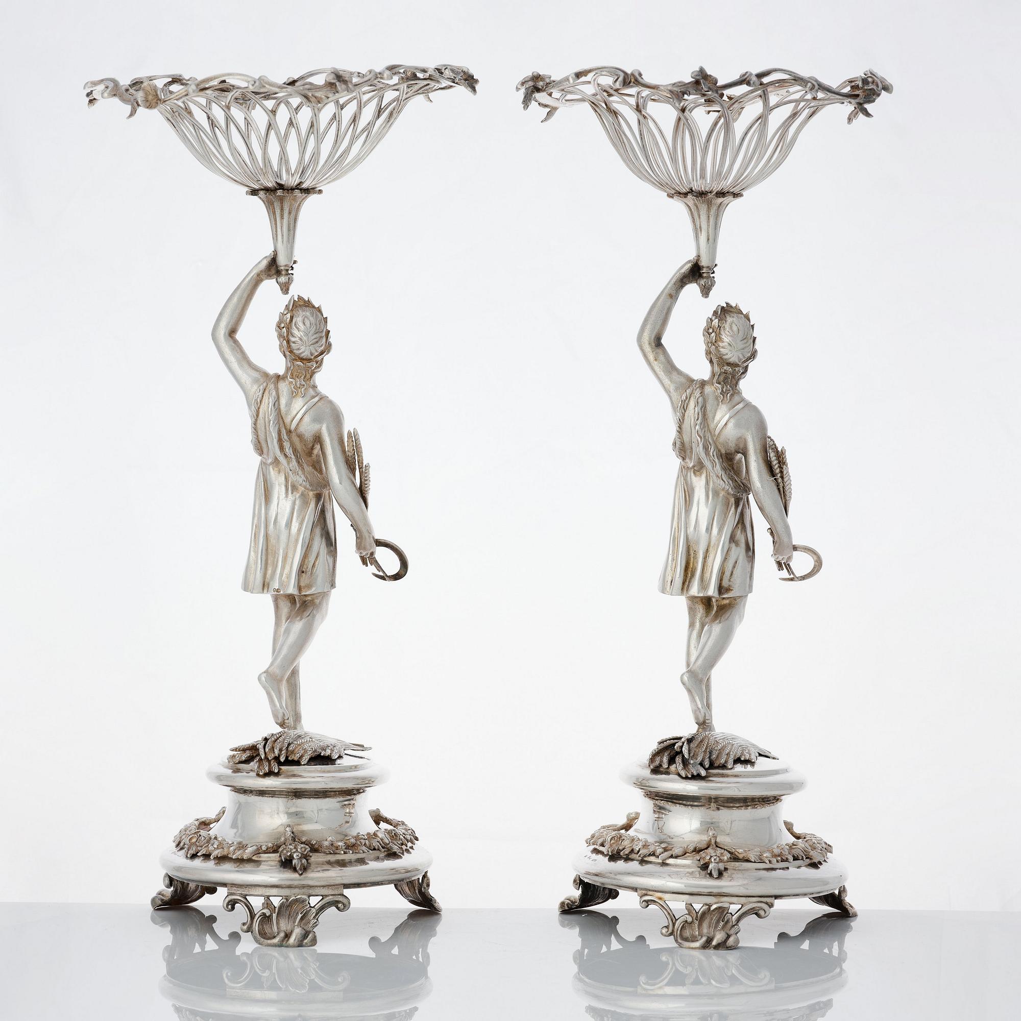 Gustaf Möllenborg, praktskålar, ett par lika, silver, Stockholm 1832. Nyrokoko.