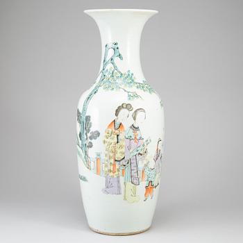 A large famille rose vase, Qing dynasty, late 19th/early 20th century.