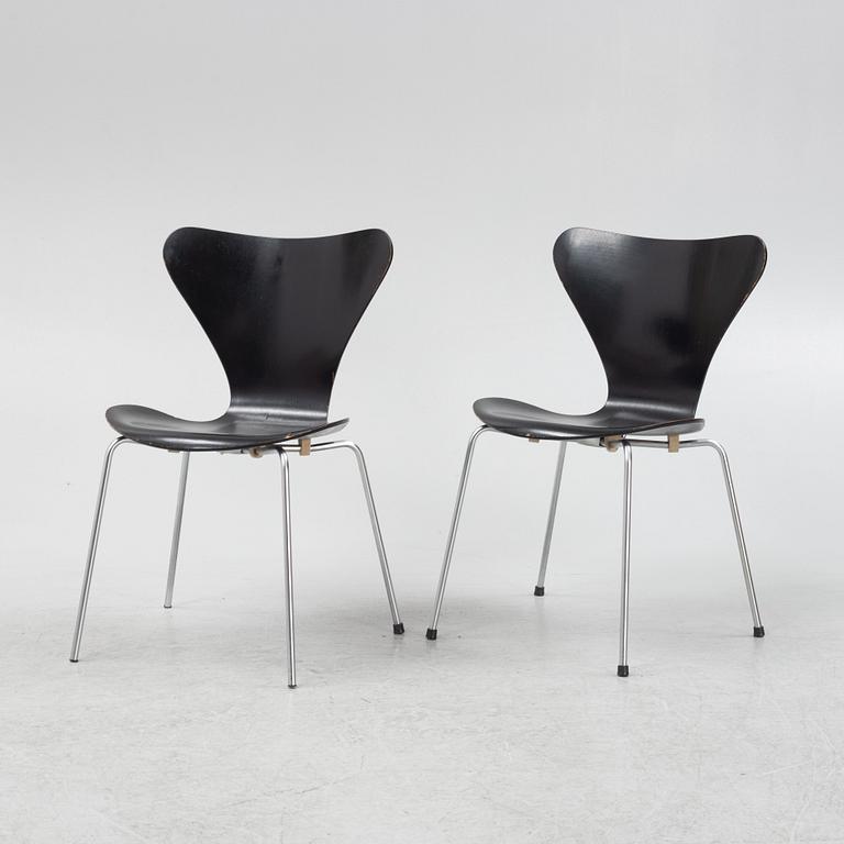 Arne Jacobsen, stolar sex st. "Sjuan", Fritz Hansen, Danmark, daterade 1966.