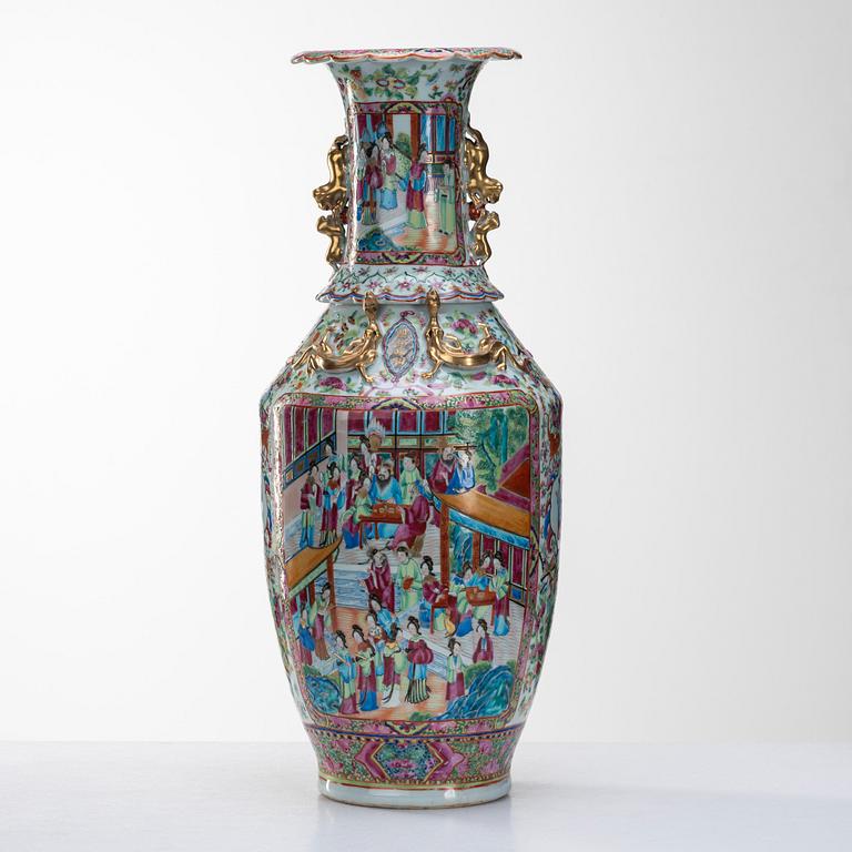 A famille rose Canton vase, Qing dynasty, 19th Century.