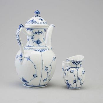 KAFFESERVIS, 31 delar, "Musselmalet", Royal Copenhagen, Danmark.