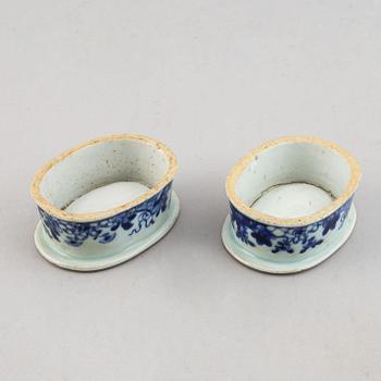 A part blue and white dinner service, Qing dynasty, Qianlong (1736-95) (37 pieces).