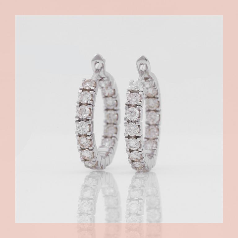 ÖRHÄNGEN, creoler i vitguld med diamanter cirka 3 ct.