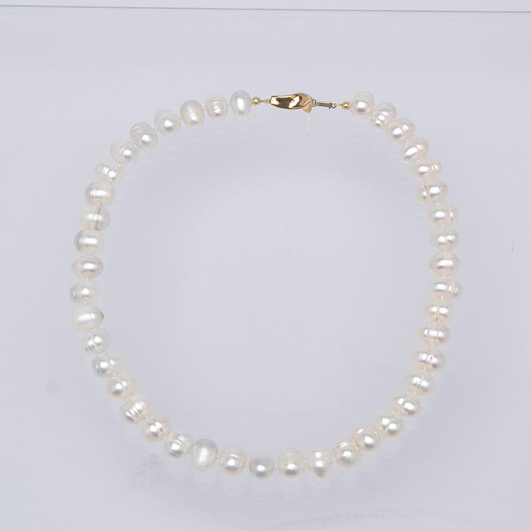 Necklace, cultured freshwater pearls and clasp 14K gold.