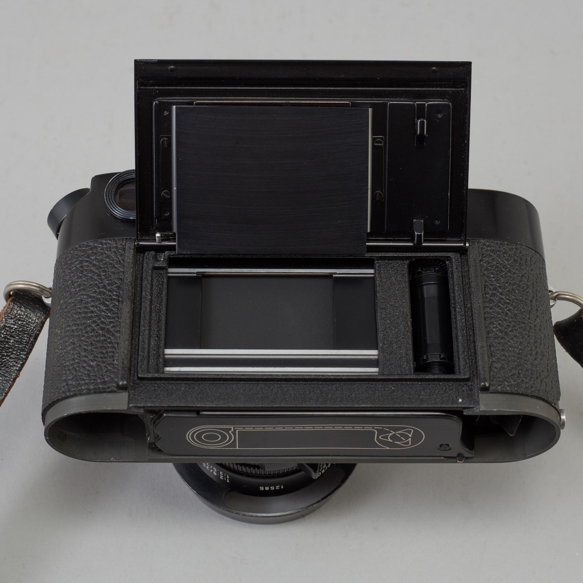 A black body Leica M4 no 1247719 from 1969-70 from Weitzlar with Summicron 1:2 / 35 and a Leica- Meter.