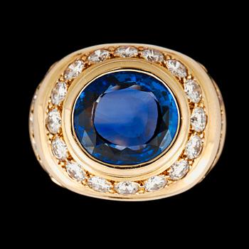 1137. RING, 18k guld med safir, ca6.00ct och diamanter tot ca2.10ct. Rene Boivin.