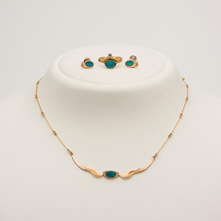 HALSSMYCKE, ÖRHÄNGEN och RING, Lapponia 1981-1992. Opal, diamant, 14K och 18K guld.