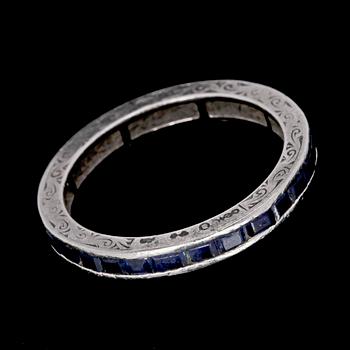 RING, platina med caréeslipade blå safirer, 1951.