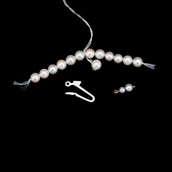 COLLIER samt ÖRHÄNGEN, 3 delar, odlade pärlor, lås i 18k vitguld, 1900-talets andra hälft.