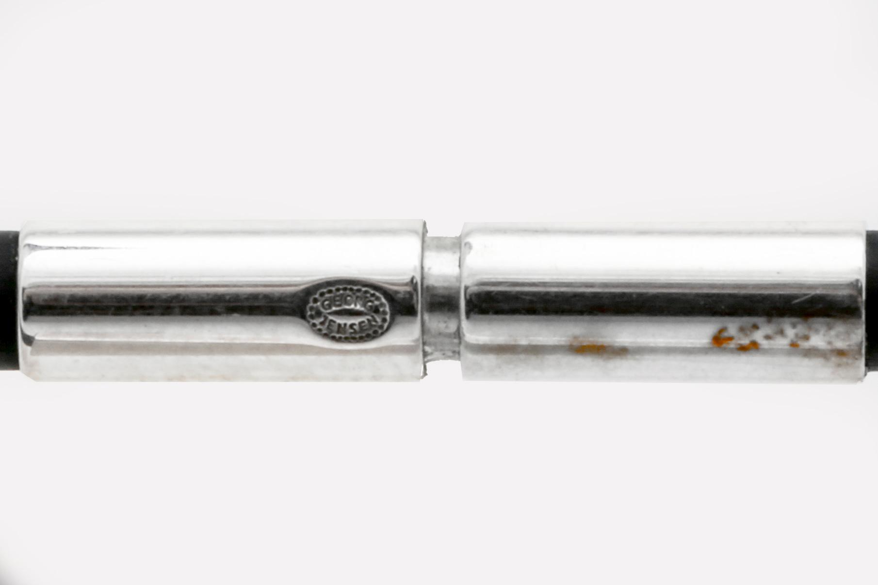 Georg Jensen hänge/brosch på gummi-vajer, sterling silver, ca 4 x 4 cm, längd ca 45 cm, nr 432.
