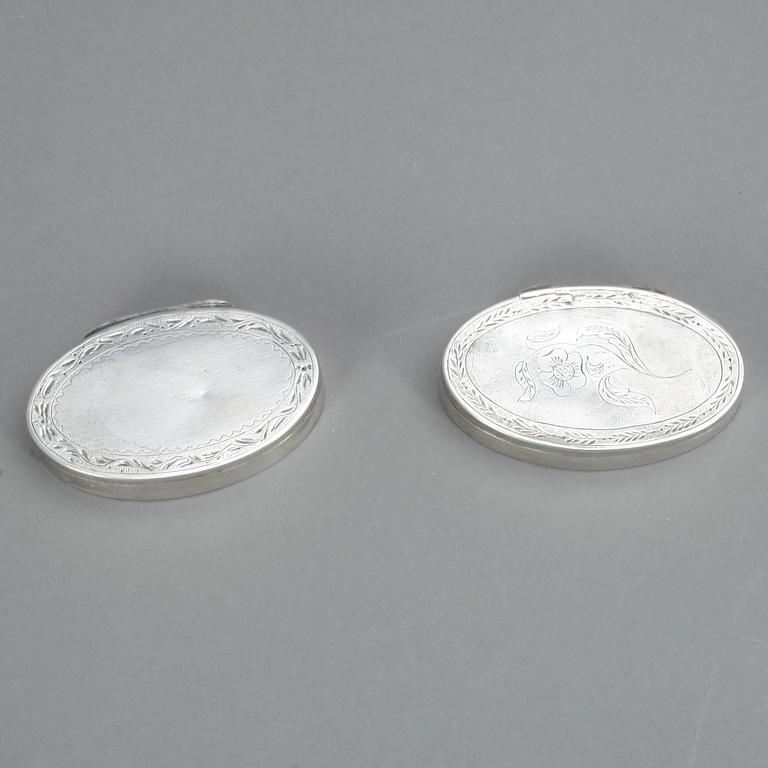 DOSOR, ett par snarlika, silver, Anders Gottlieb Herkepeus, Norrtälje 1829 och Johan Mauritz Corth, Nyköping 1844.