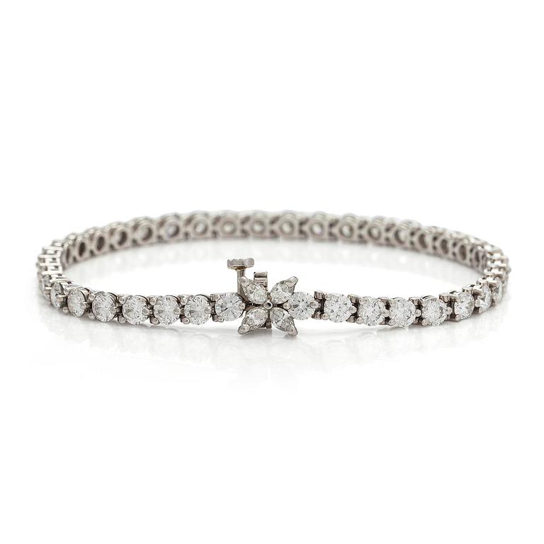 Tiffany & Co, "Victoria" tennisrannekoru, platinaa sekä briljantti- ja marquisehiottuja timantteja.
