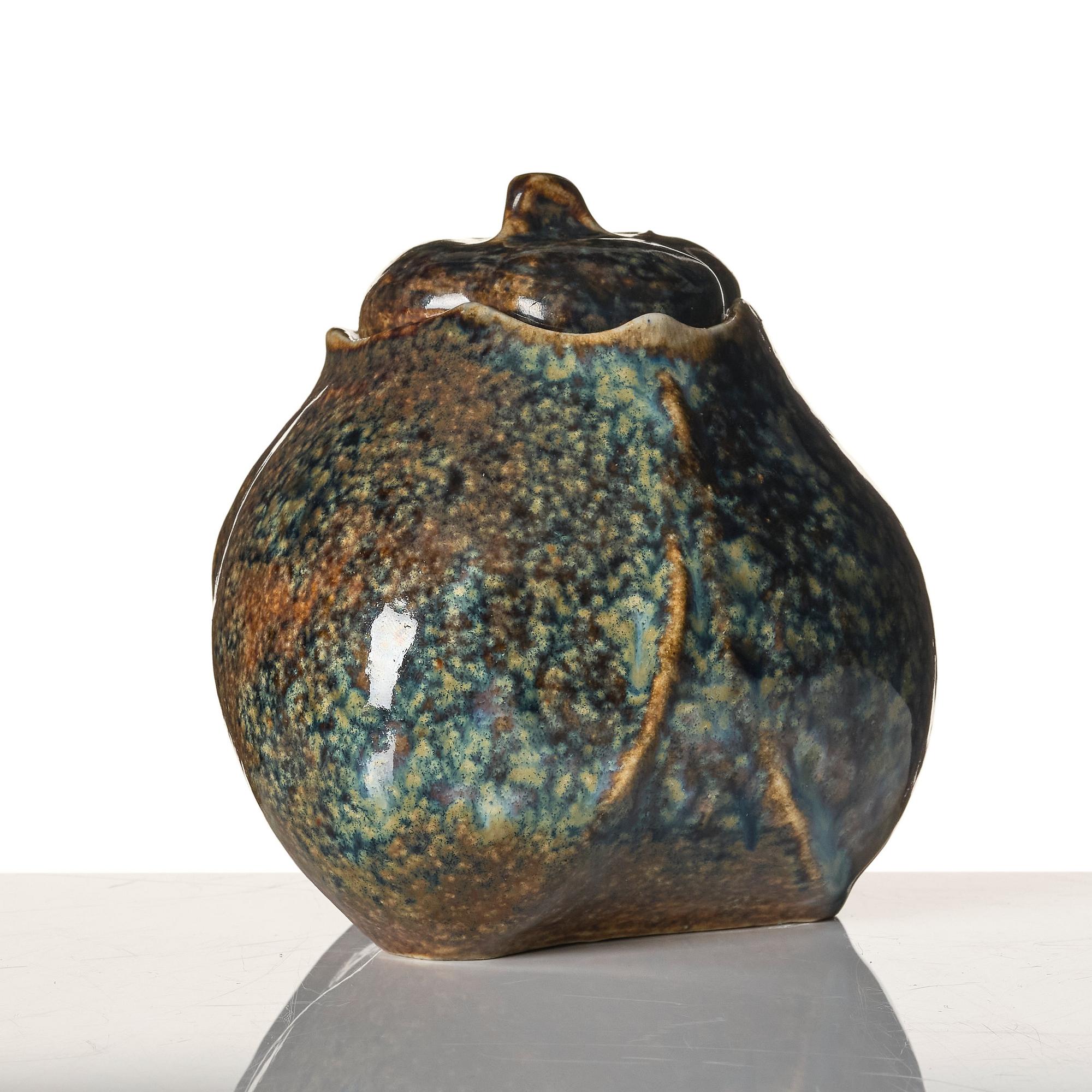 Anders & Bess Wissler, a stoneware pot with cover, Ateljé Solklinten, Mariefred, Sweden 1919.