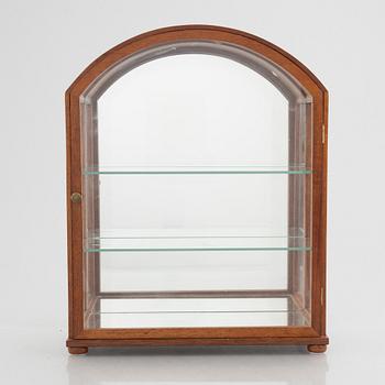 Josef Frank, bordsvitrin, modell B 2070, Firma Svenskt Tenn, efter 1985.