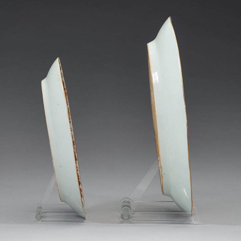 Two five-clawed dragon dishes, late Qing dynasty circa 1900, with mark.