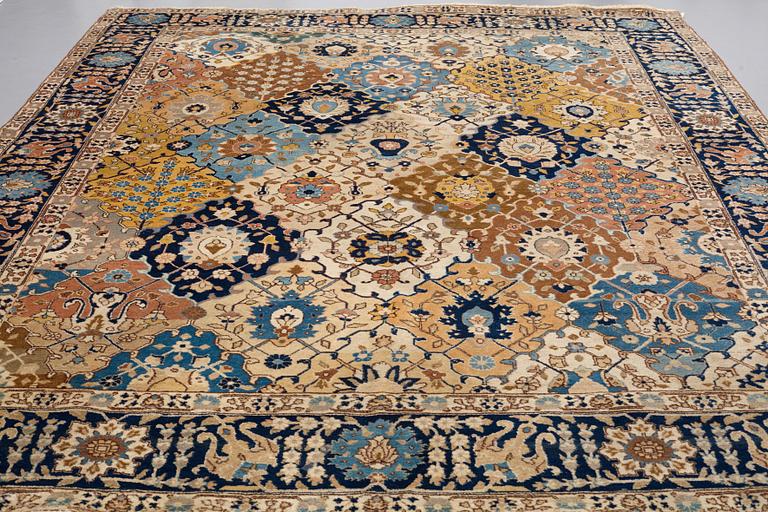 A CARPET, semi-antique Tabriz, ca 359,5 x 281 cm.